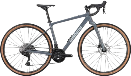 Vista laterale completa della bicicletta Lombardo Maranello, che mostra il telaio grigio, le ruote con copertoni marroni e i componenti di alta qualità, progettata per il gravel riding e le avventure su terreni misti.