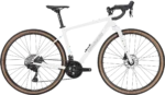 Vista laterale completa della bicicletta Lombardo Maranello, che mostra il telaio bianco, le ruote con copertoni marroni e i componenti di alta qualità, progettata per il gravel riding e le avventure su terreni misti.