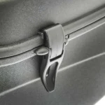 Bauletto posteriore BRN in acciaio nero, resistente e funzionale, per un uso quotidiano durante le tue avventure.