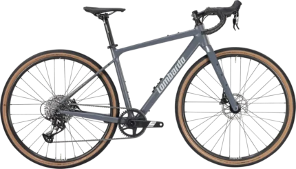 Vista laterale della bicicletta Lombardo Maranello, evidenziando il telaio grigio elegante, le ruote con copertoni marroni e i componenti di alta qualità, progettata per il gravel riding.