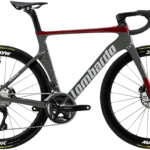 Lombardo Misano, caratterizzata da un elegante telaio grigio e rosso.
